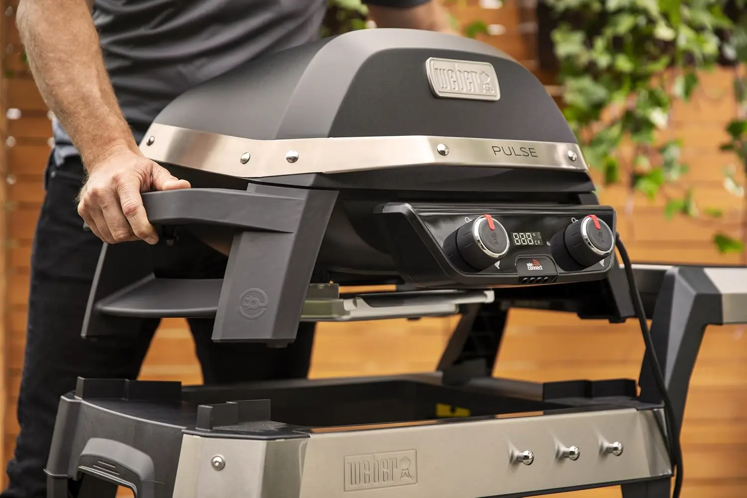 Barbecue weber en métal noir vue 4