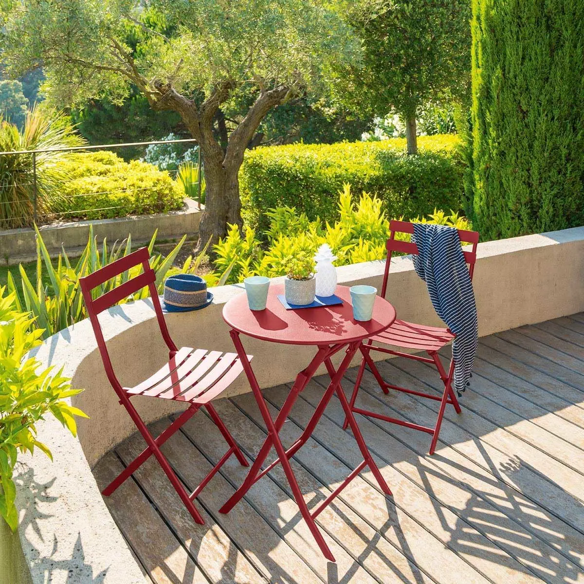 Table de jardin 2 places en métal rouge vue 2