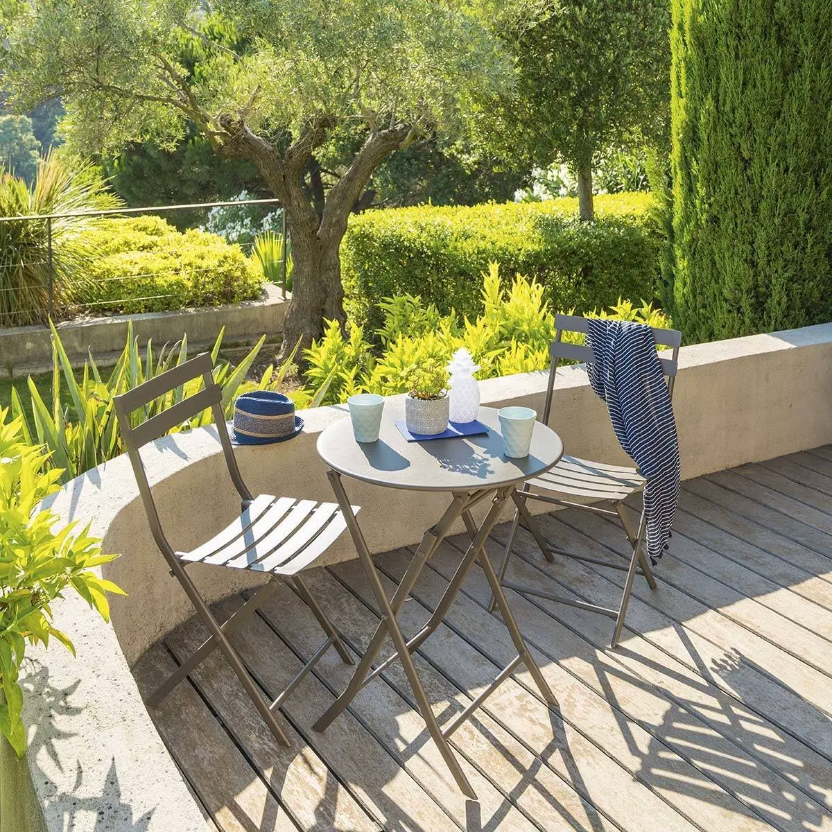 Table de jardin marron vue 2