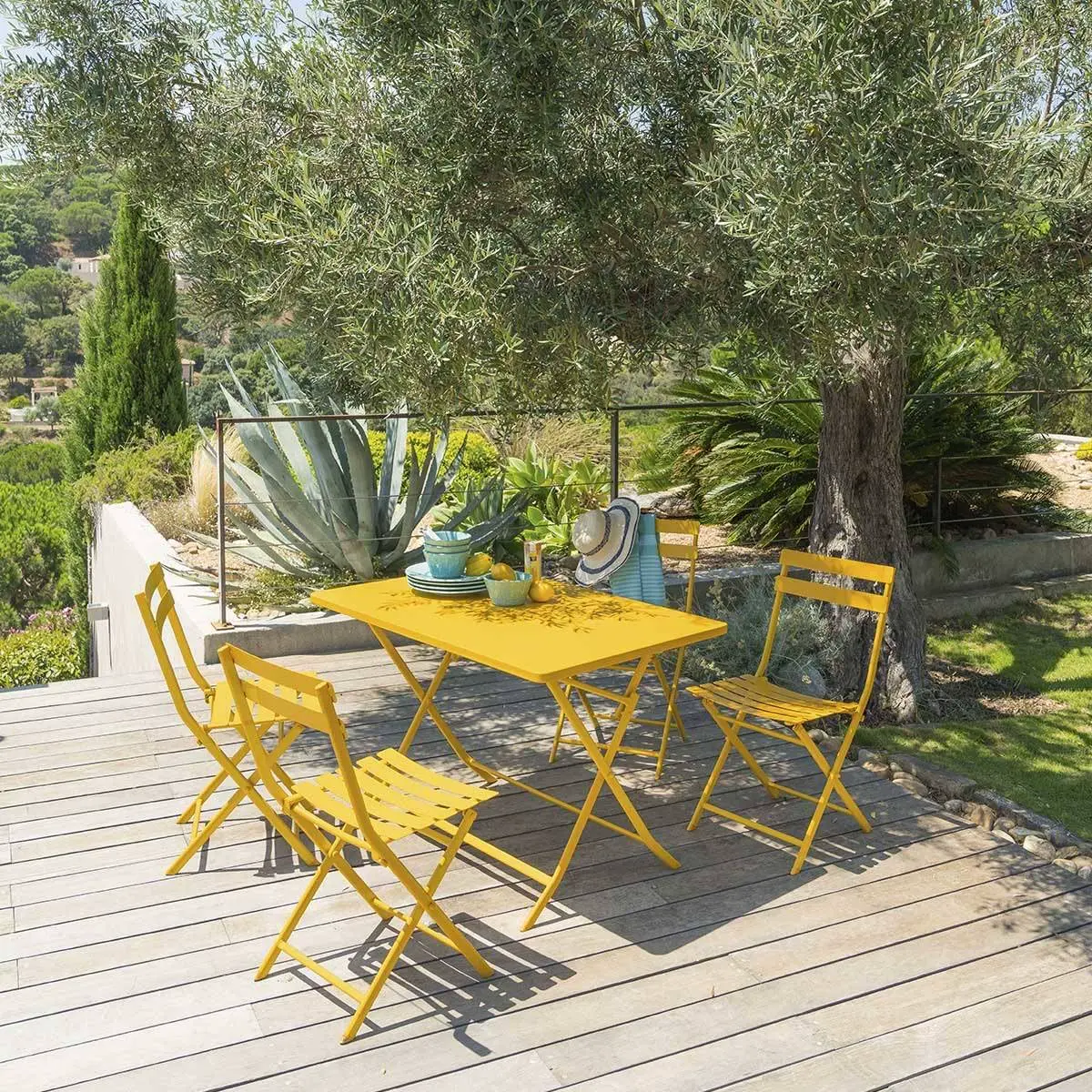 Table de jardin en métal jaune vue 2
