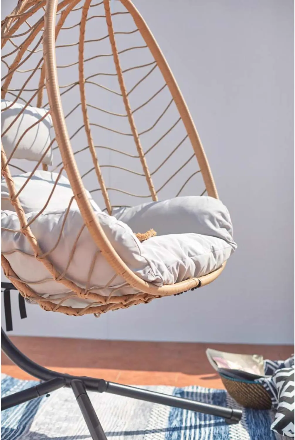 Fauteuils suspendus en rotin beige vue 3