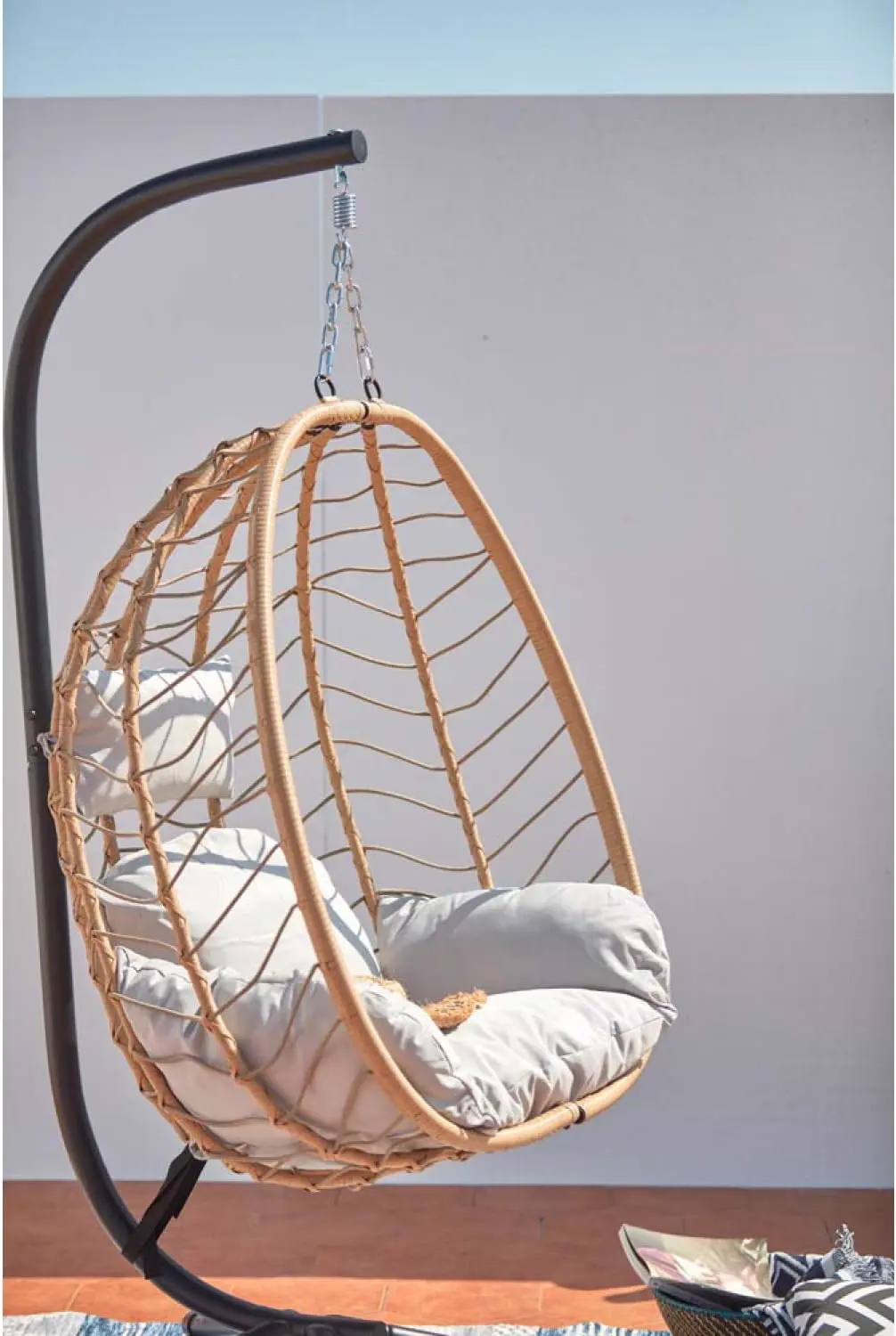 Fauteuils suspendus en rotin beige vue 7