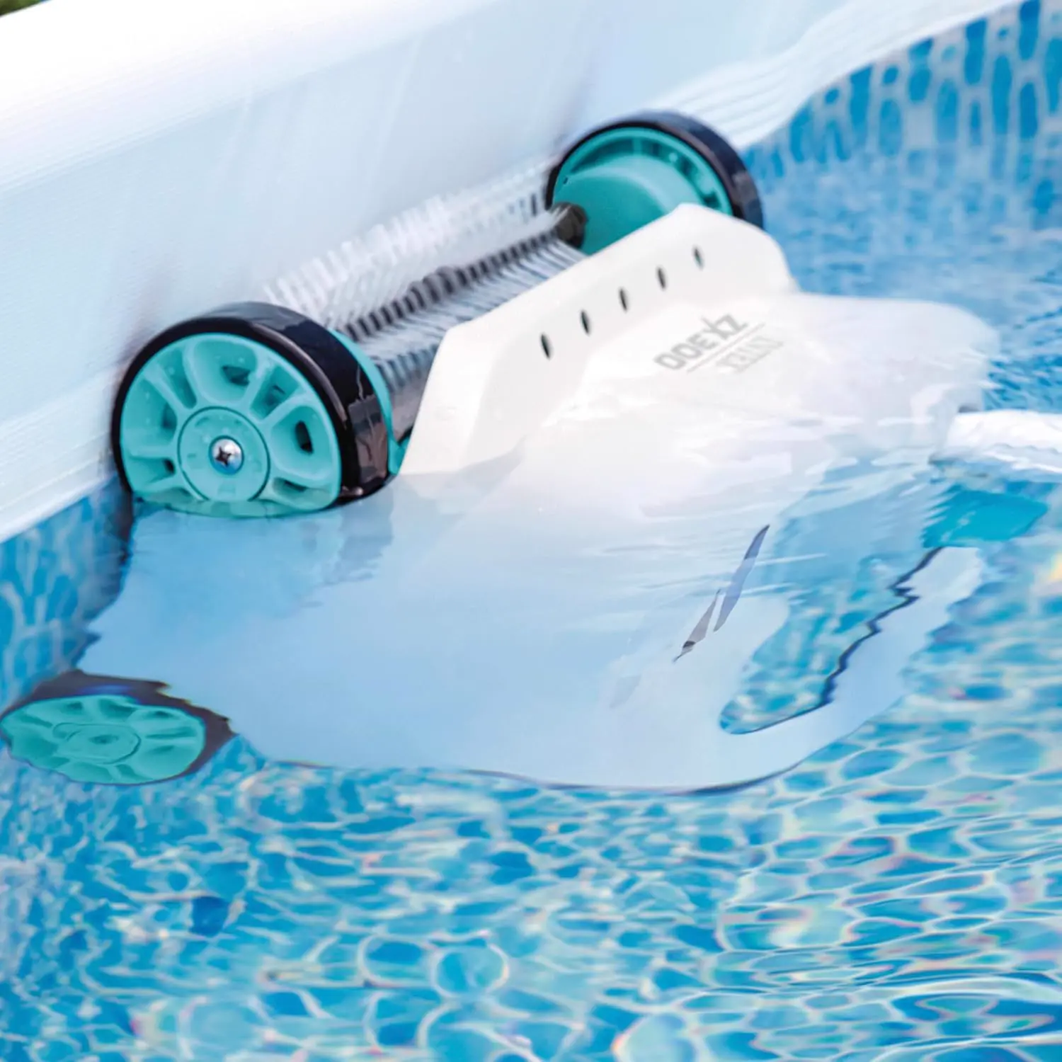 Robot piscine Intex robot aspirateur fond et parois zx300 vue 2