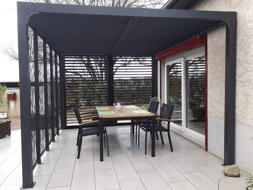 Pergola bioclimatique PER 36M30V BI Habrita Foresta alu 10,8m2 gris avec panneaux moucharabieh côté 3,60m et ventelles latérales mobiles côté 3m