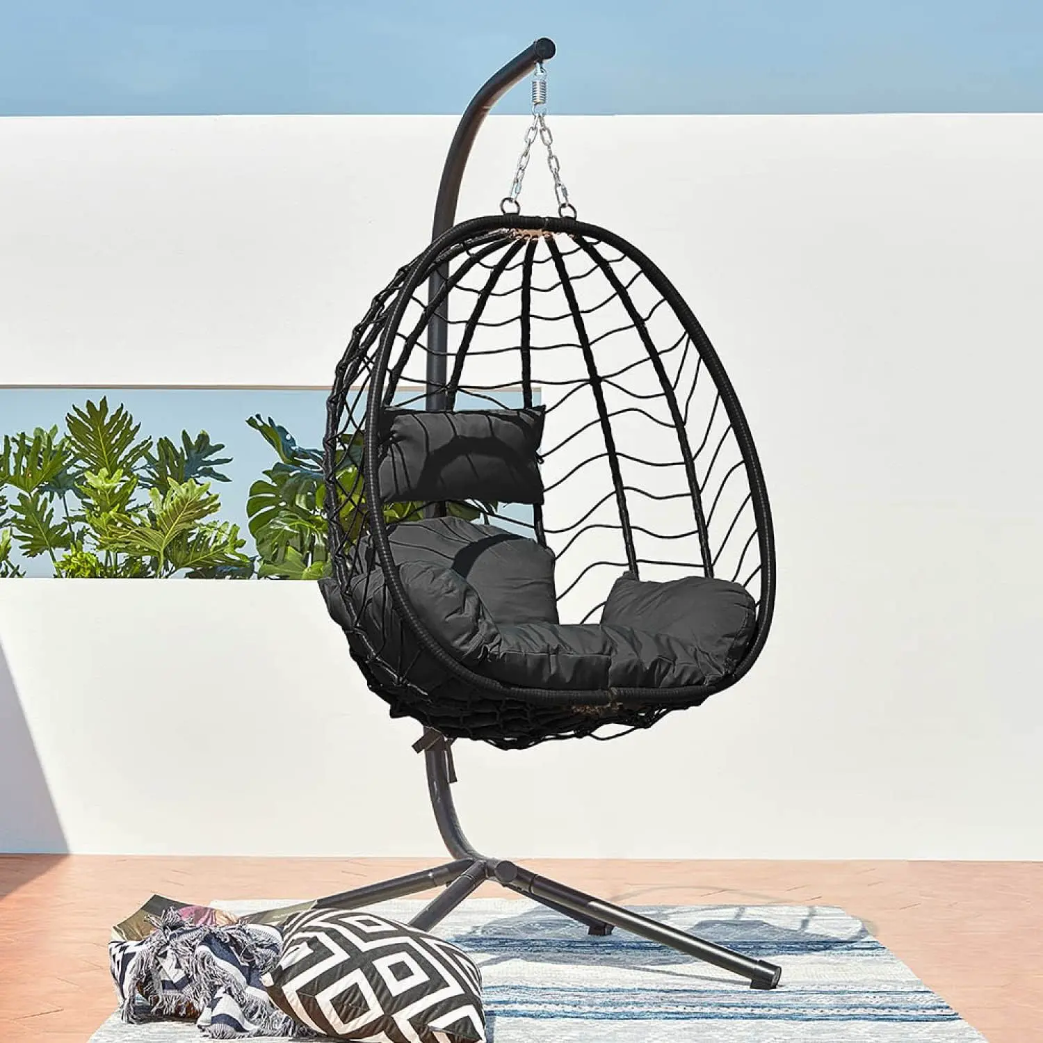 Fauteuils suspendus en rotin noir vue 2