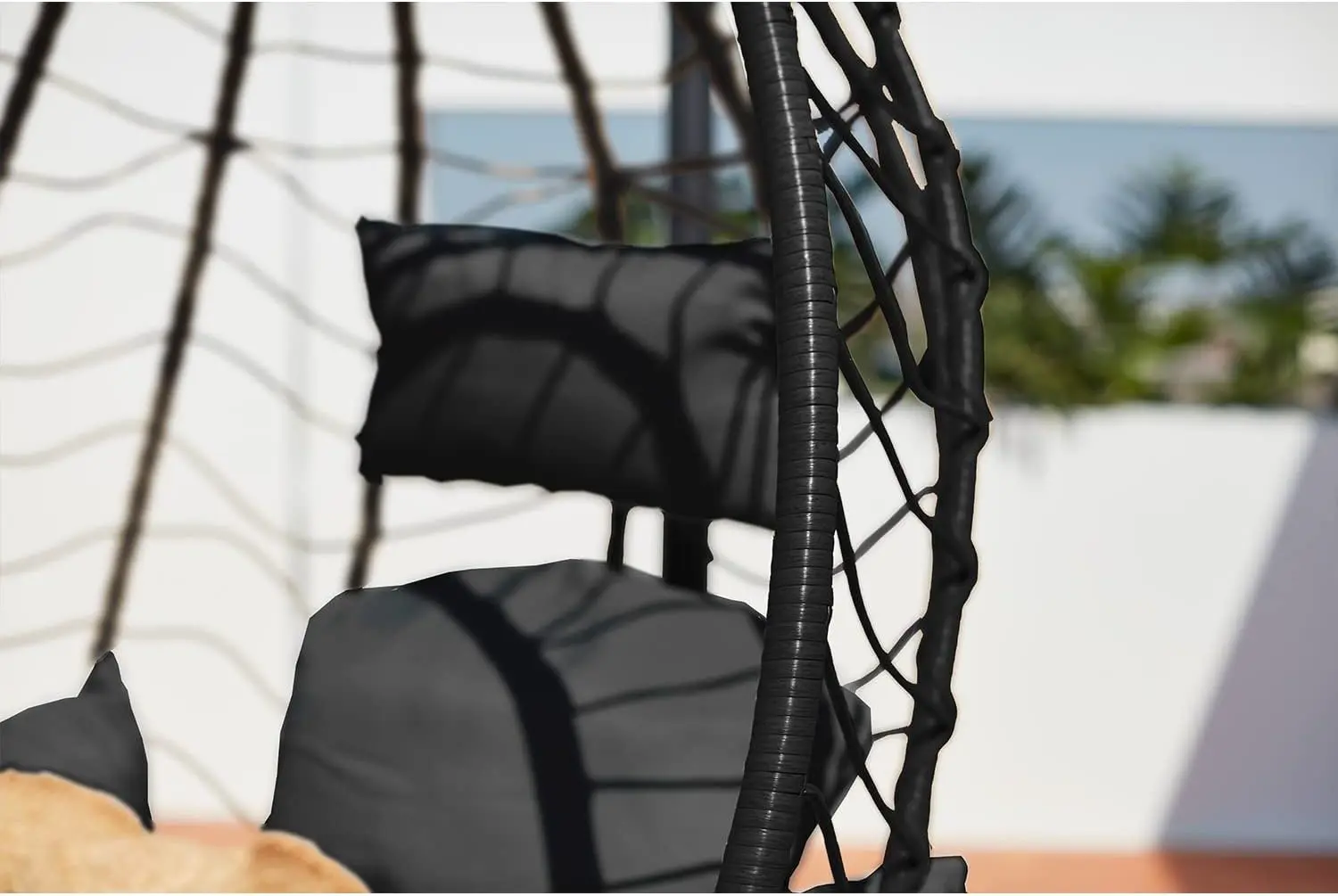 Fauteuils suspendus en rotin noir vue 4