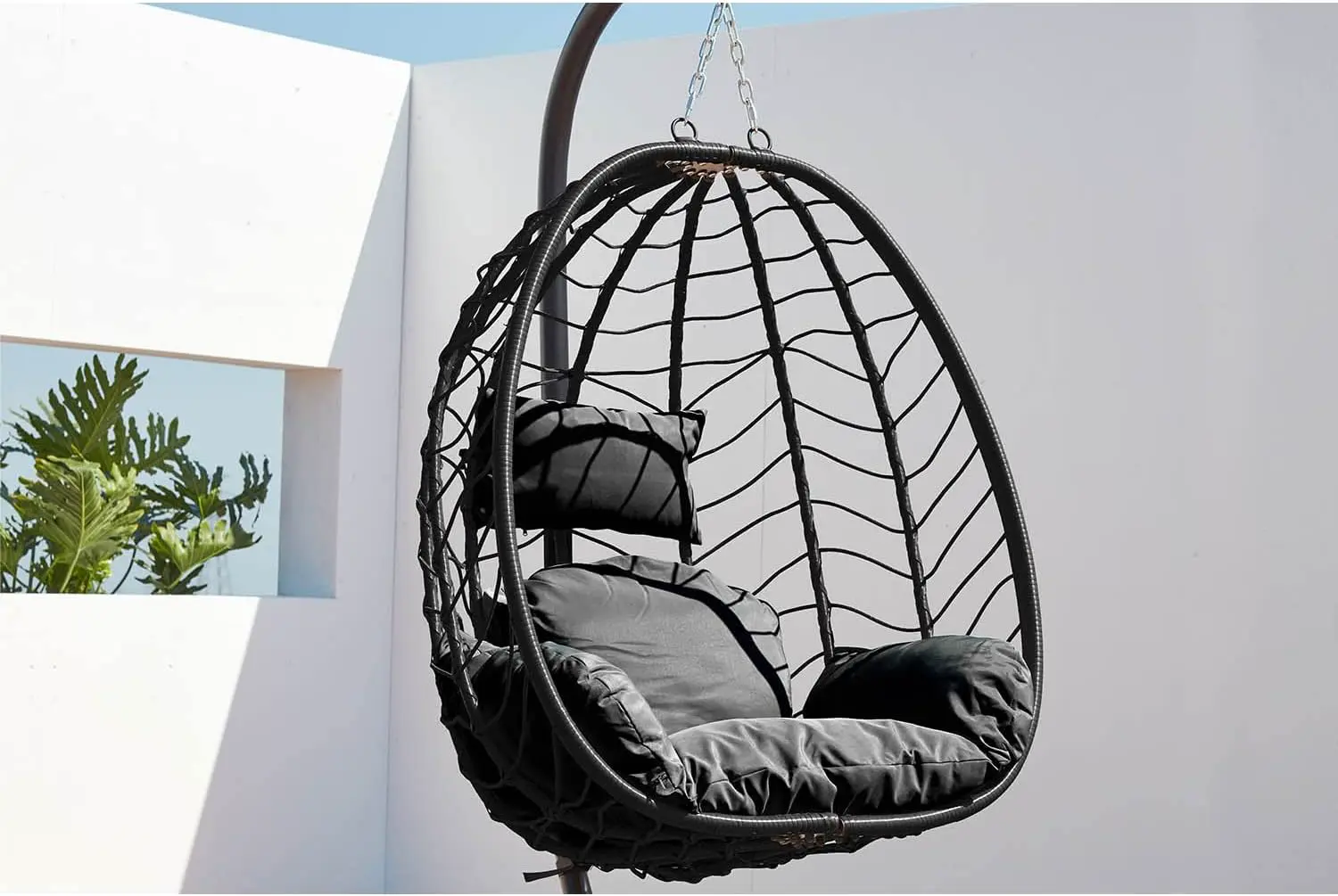 Fauteuils suspendus en rotin noir vue 6
