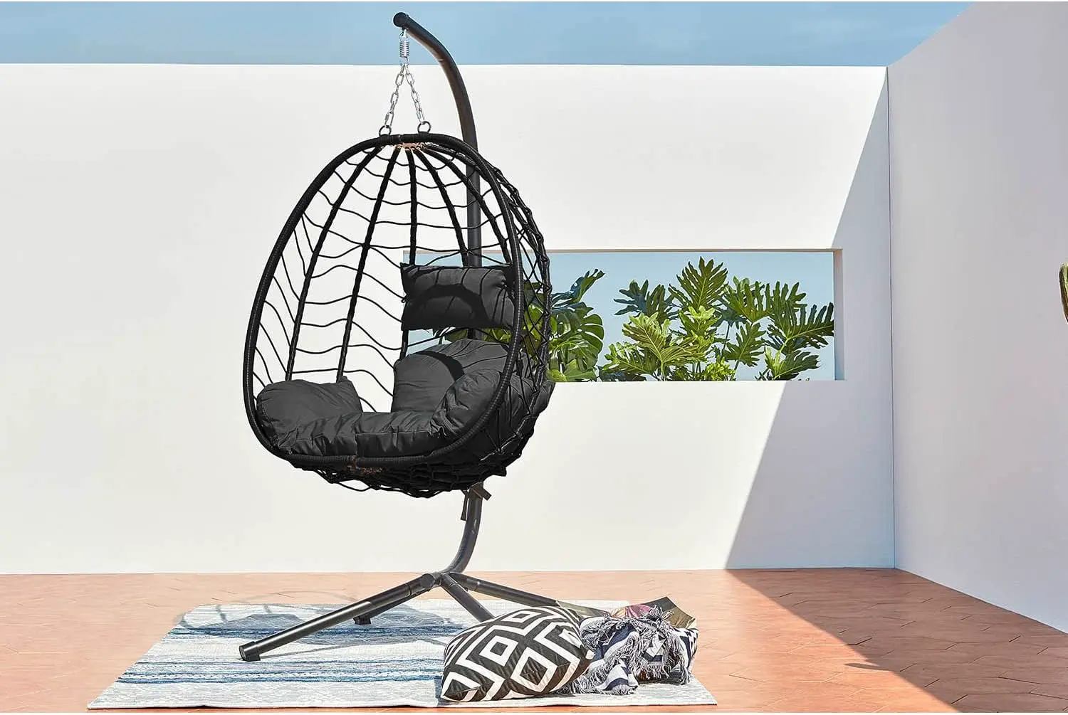 Fauteuils suspendus en rotin noir vue 7