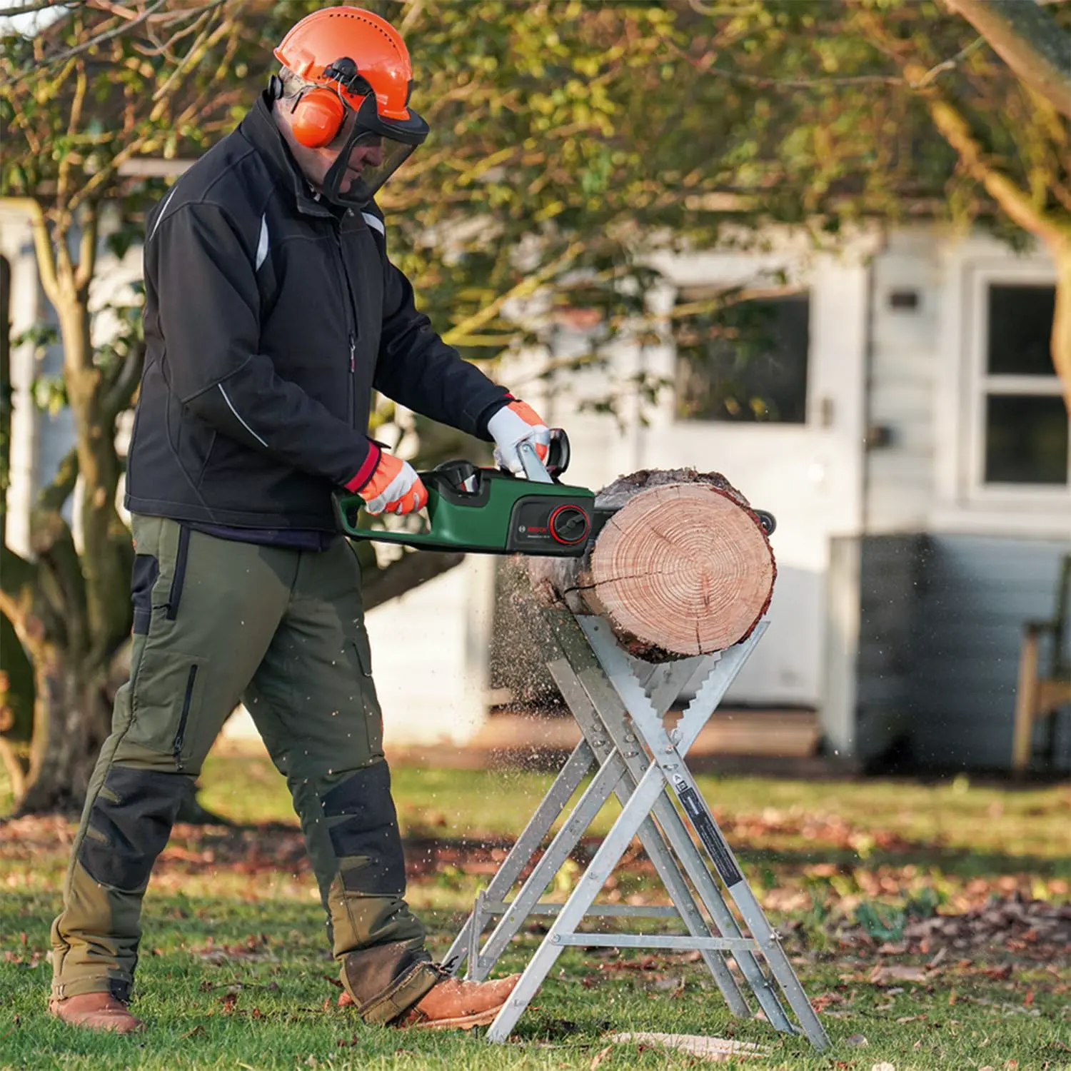 Tronçonneuse à batterie en bois vue 3