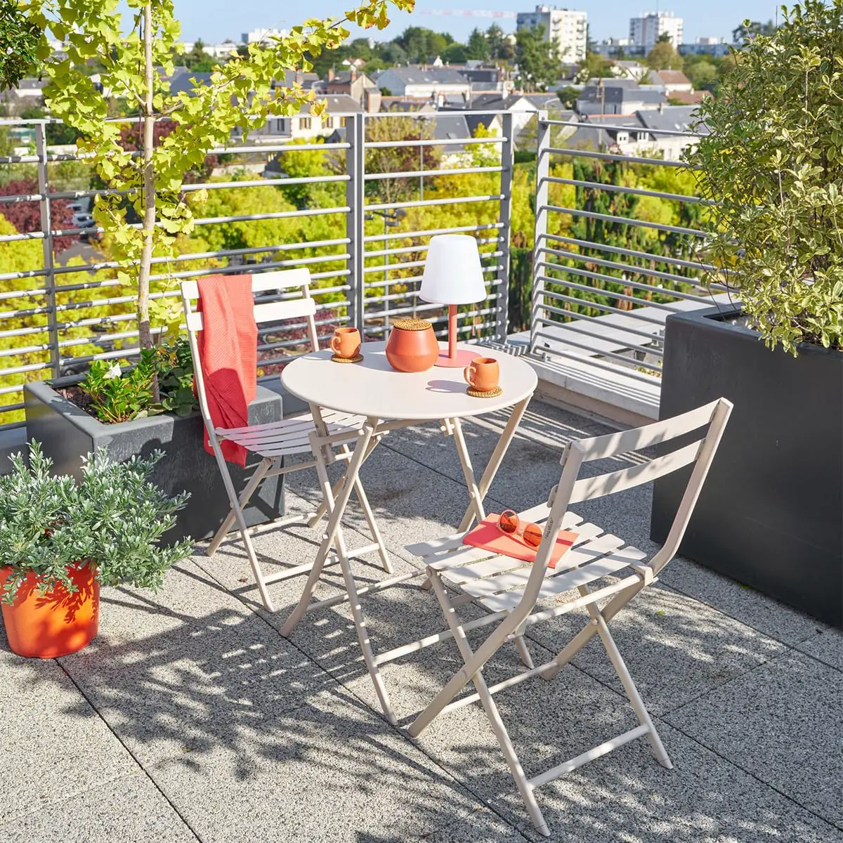 Table de jardin en métal beige vue 2