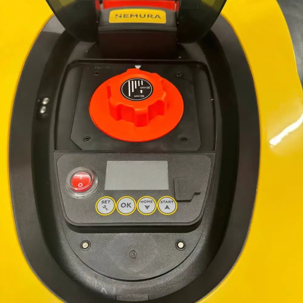 Robot tondeuse en métal vue 4