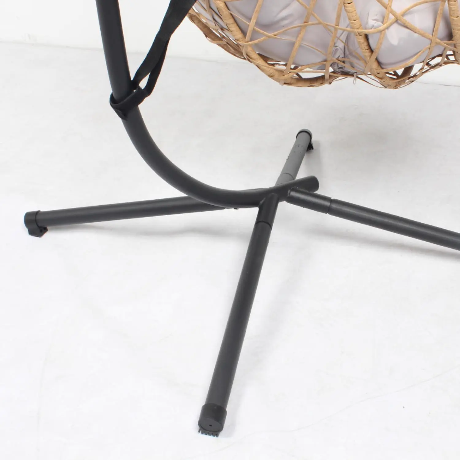 Fauteuils suspendus en résine naturel vue 4