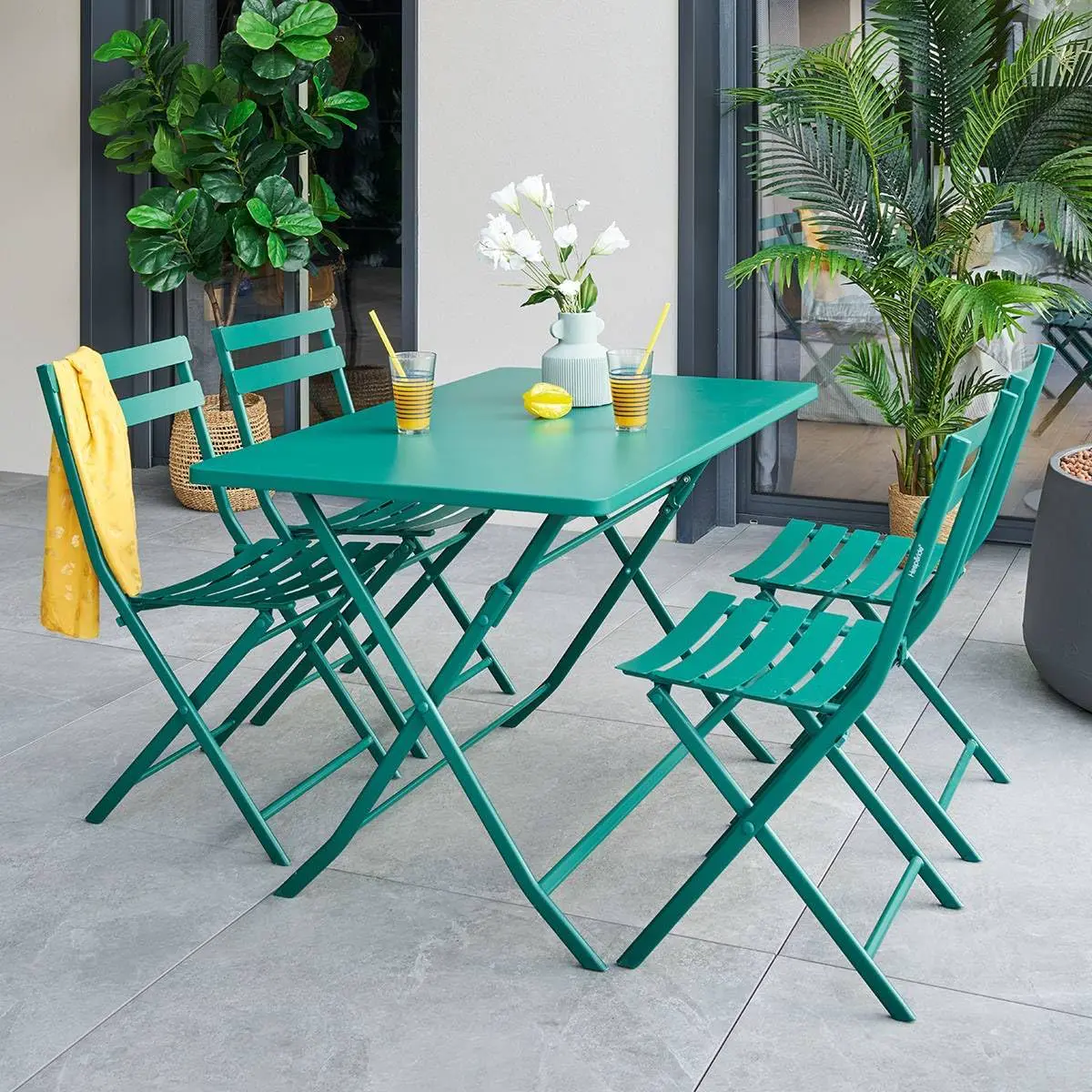 Table de jardin 4 places en métal vert vue 2