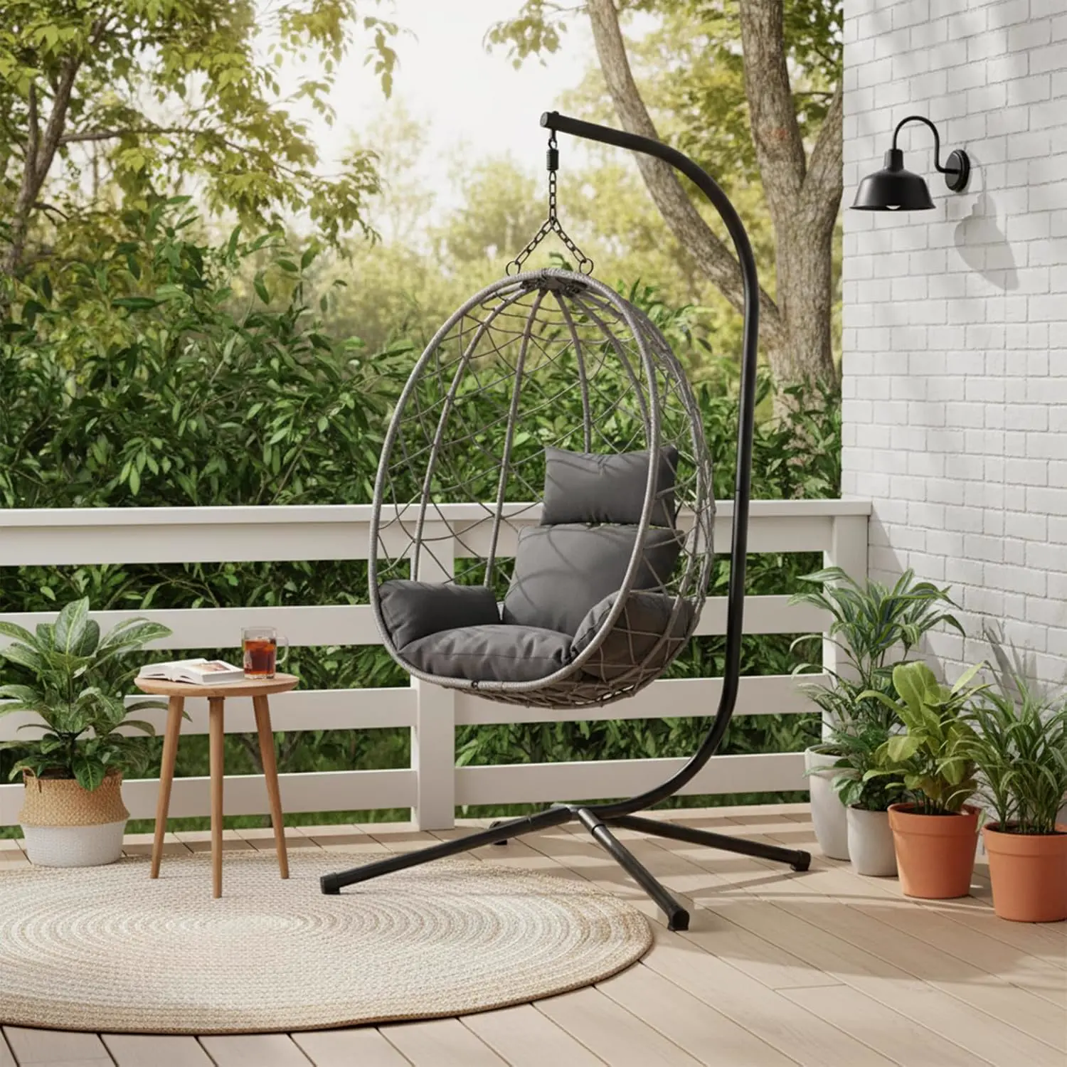 Fauteuils suspendus en métal gris vue 2