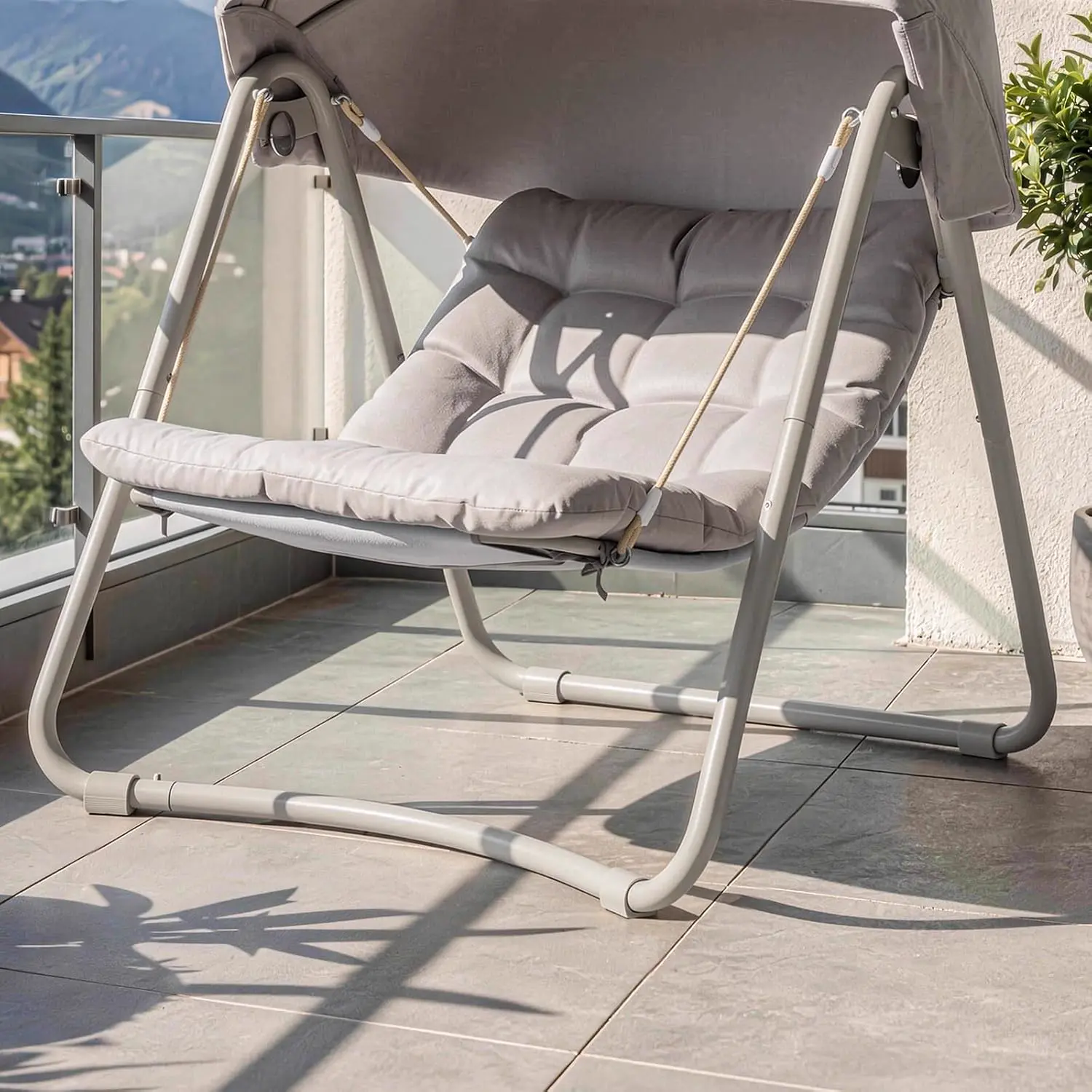Fauteuils suspendus en métal beige vue 9