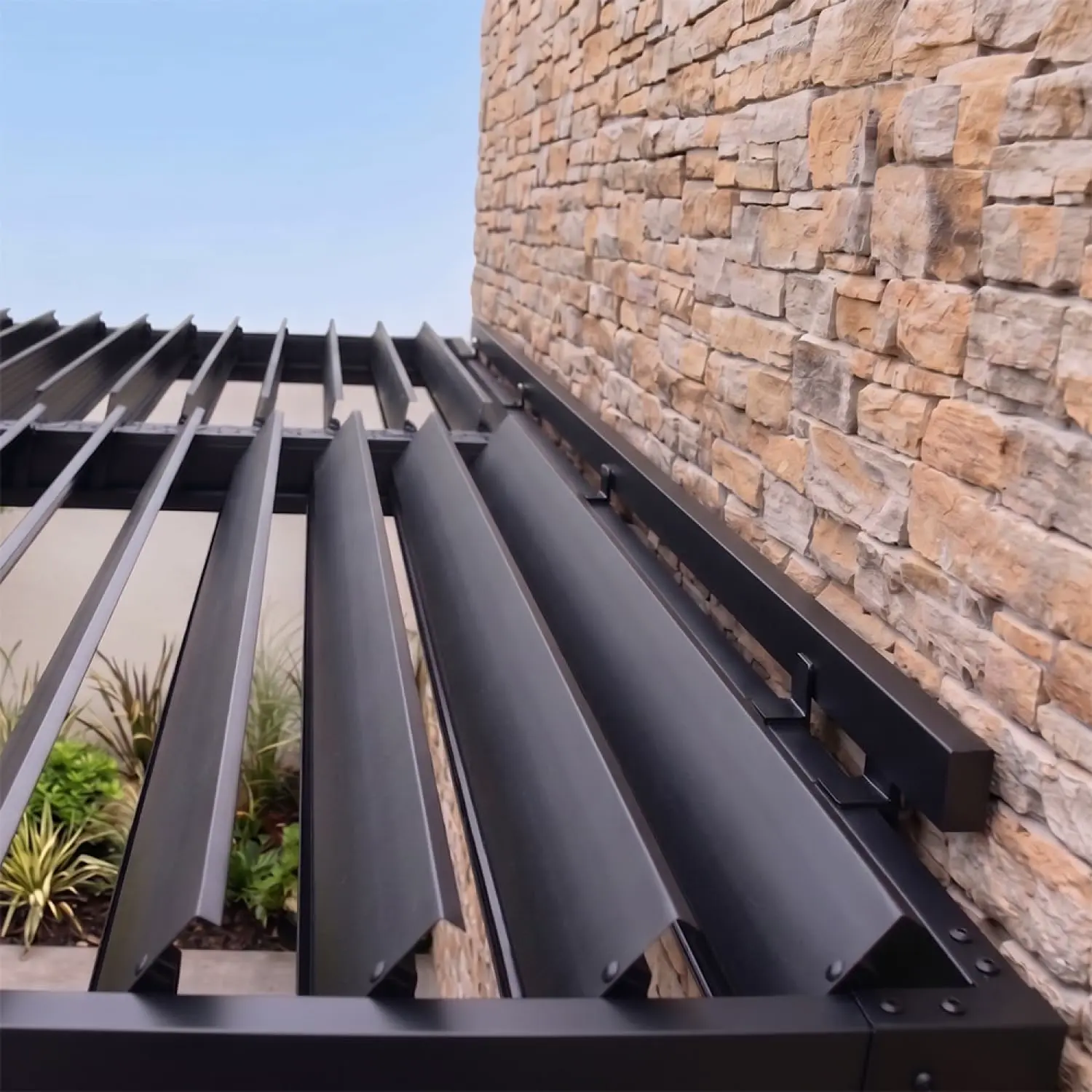 Pergola en aluminium noir 4x3 m adossée vue 8